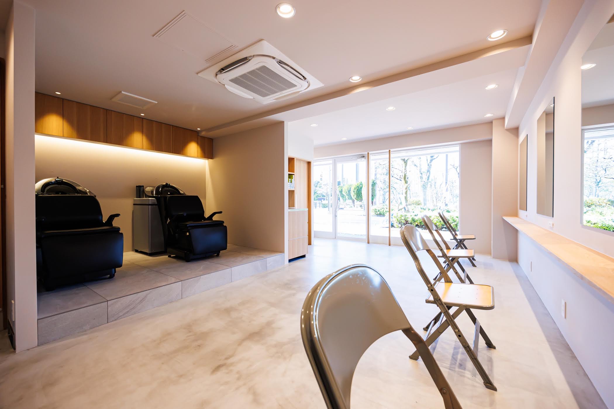 EMMAの落ち着いた店内風景